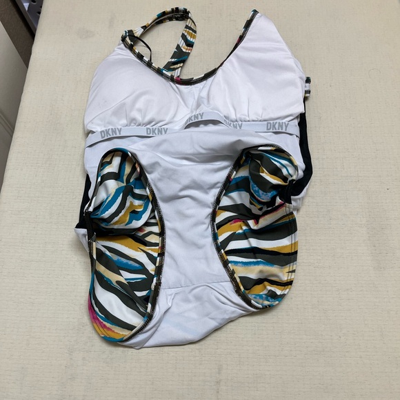 DKNY size 8 swirl print swimsuit - Picture 5 of 8
